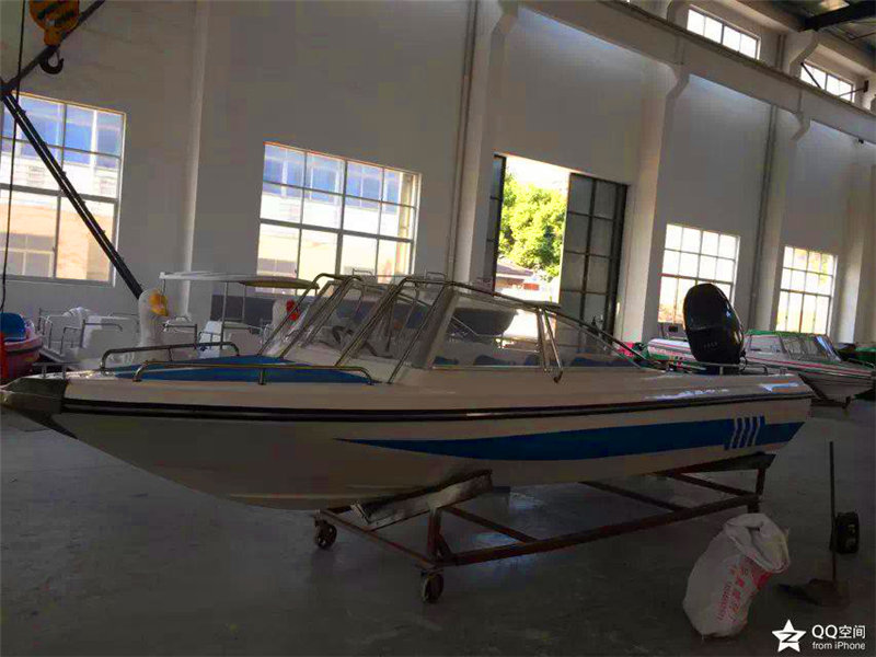 590 敞開(kāi)式快艇